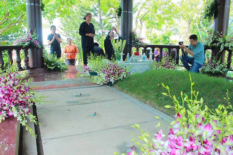 Kế bên ngôi mộ đã phủ cỏ xanh là một khoảng trống được lấp bằng lớp bê tông cốt thép chắc chắn. Người nhà và những người quen biết ông Khải đều nói rằng khi ông mất, chỉ cần nhấc lớp bê tông này lên là có thể tiến hành an táng. Ảnh: Kế bên ngôi mộ của bà Sáu đã phủ cỏ xanh là một khoảng trống được phủ lớp bê tông.