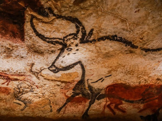 Hang động Lascaux, Pháp: Hang động hoang sơ này chứa những bức vẽ của người tiền sử từ cách đây khoảng 17.300 năm, mô phỏng các loài động vật và các hình khối. Lascaux đã cấm khách du lịch từ năm 1963 nhằm bảo tồn nguyên trạng các bức họa từ thời tiền sử độc đáo của hang động. Du khách có thể tham quan “bản sao” của nó trong một tour du lịch thực tế ảo.