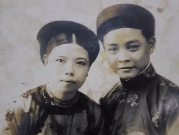 Vợ chồng lang y Phó Đức Định, thường được gọi là ông bà Gia Hội.