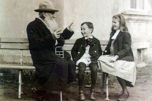 Nhà văn nổi tiếng người Nga Leo Tolstoy ngồi trò chuyện vui vẻ với các cháu năm 1909.