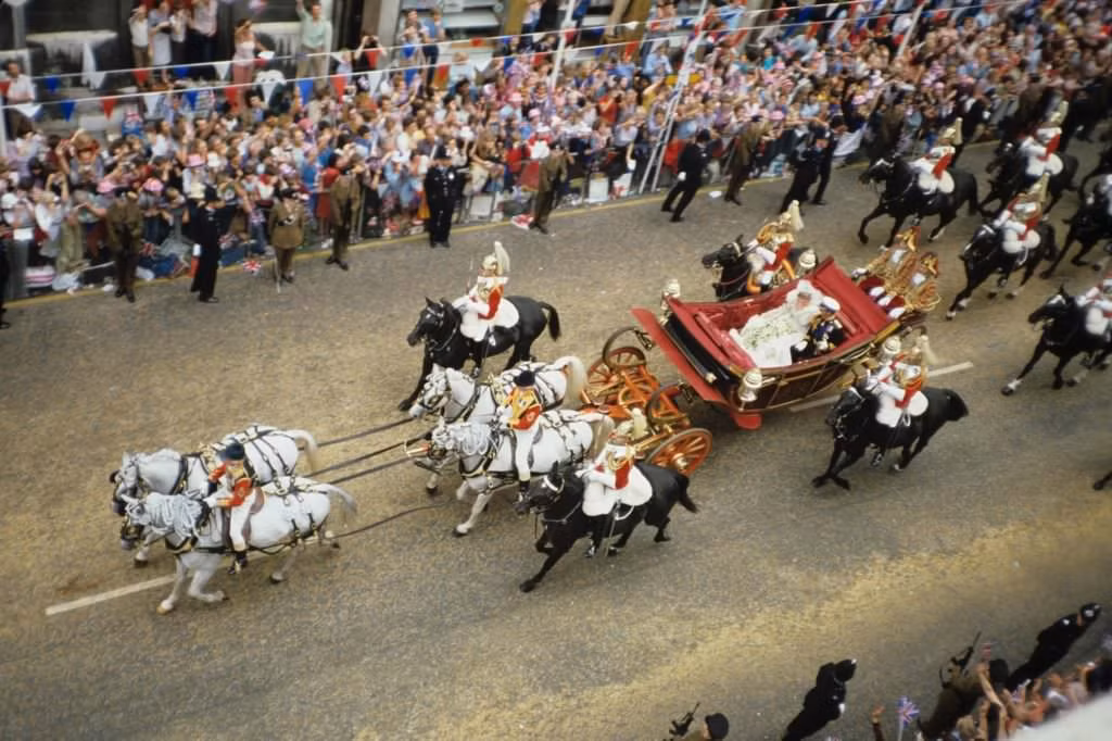 Rất đông người dân đứng hai bên đường theo dõi xe ngựa đưa Công nương Diana với Thái tử Charles từ nhà thờ St. Paul đến Cung điện Buckingham.