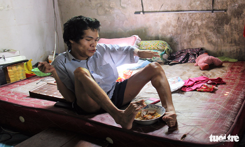 Phạm Thanh Tùng và anh trai Phạm Văn Sơn mấy năm qua phải thuê nhà trọ để ở vì căn nhà mẹ để lại bị một người anh chiếm giữ. Ảnh: N.TRIỀU