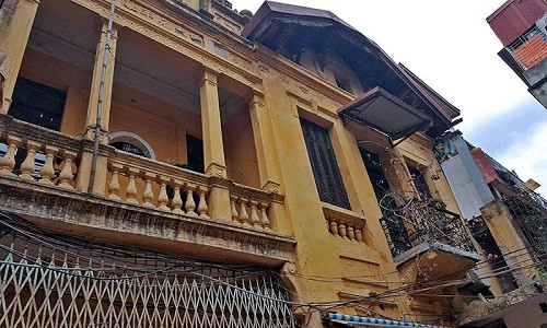 Phía ngoài của căn biệt thự có tuổi đời gần 100 năm. Ảnh: Diệu Bình