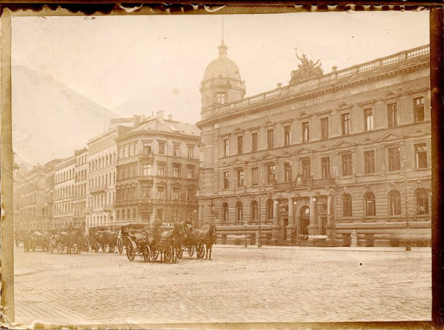 Thành phố Hamburg nổi tiếng của Đức với hàng loạt cỗ xe ngựa kéo di chuyển trên đường.