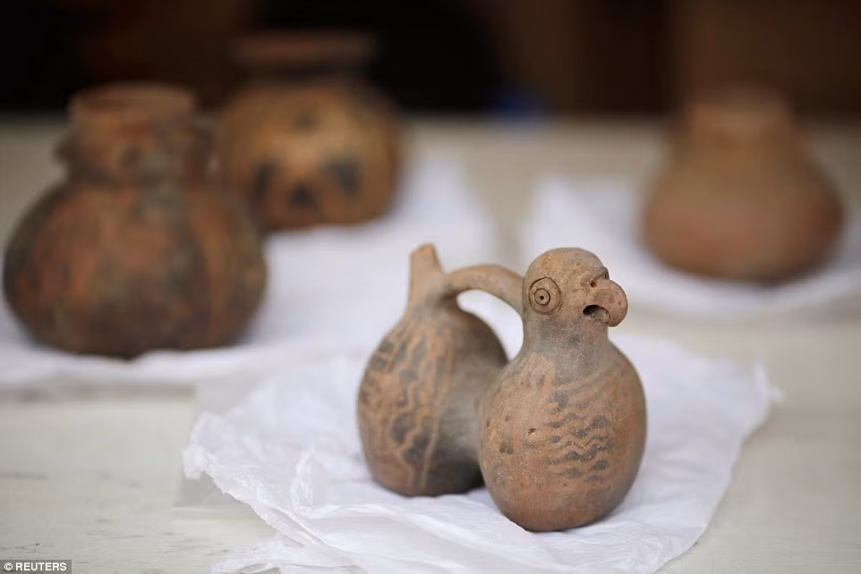 Một số dụng cụ đánh bắt cá cũng được tìm thấy tại Huanchaco, thành phố Trujillo.