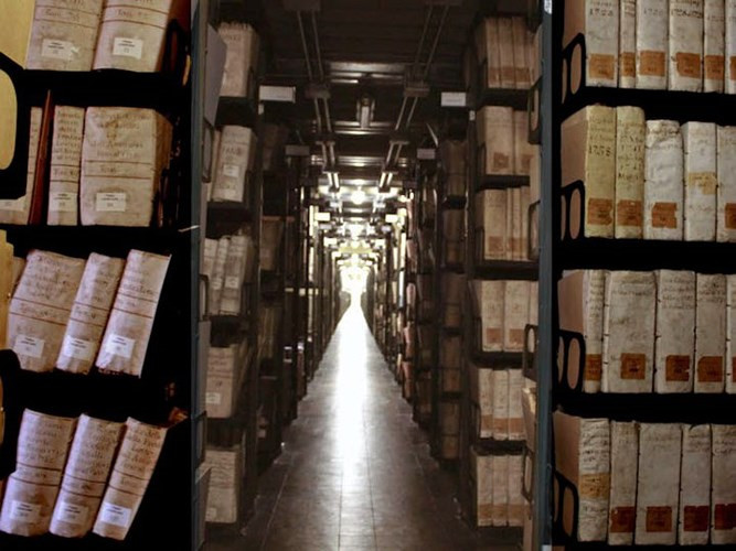 Văn khố mật Vantican: Nơi đây là địa điểm lưu trữ và phân mục tất cả các tài liệu liên quan đến Tòa Thánh có niên đại từ thế kỷ VIII. Kho lưu trữ được mở vào năm 1881, nhưng không dễ để có thể vào trong. Các nhà nghiên cứu chỉ được đăng ký tiếp cận nguồn tư liệu này không quá 3 tháng và đồng thời không quá 60 học giả.