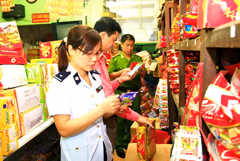 Kiểm tra vệ sinh an toàn thực phẩm.