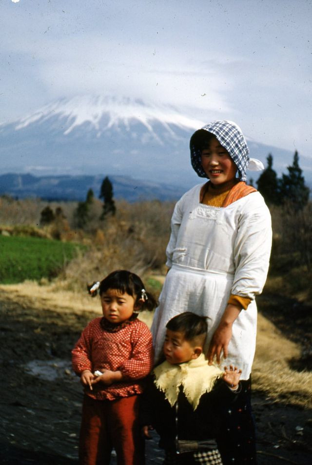 Ba mẹ con chụp ảnh với khung cảnh phía sau là núi Phú Sĩ nổi tiếng thế giới.