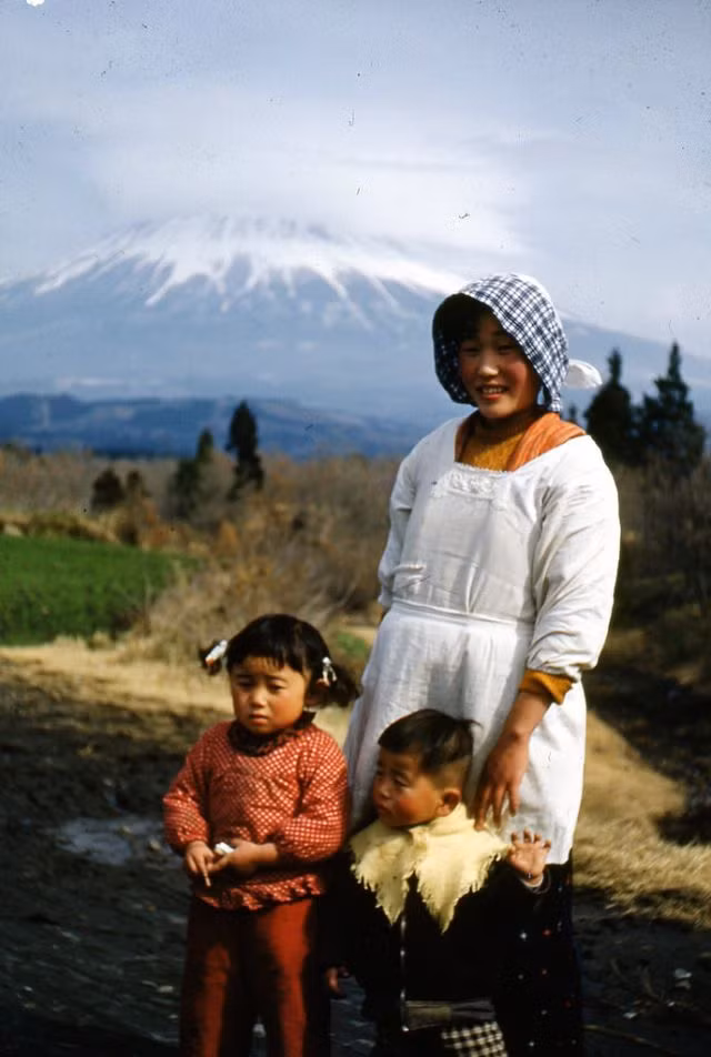 Ba mẹ con chụp ảnh với khung cảnh phía sau là núi Phú Sĩ nổi tiếng thế giới.