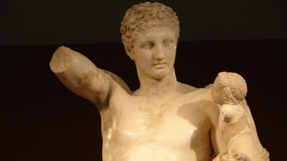 Bức tượng này chạm khắc hình ảnh vị thần Hy Lạp cổ đại Hermes và đứa trẻ sơ sinh có tên Dionysus.