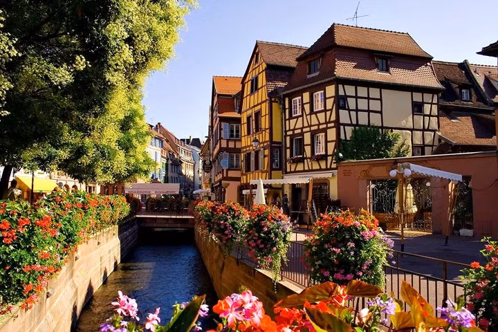 Colmar, Pháp. Thị trấn yên tĩnh này còn được gọi là "Venice nhỏ" với những ngôi nhà và cây cầu xinh xắn được trang trí bằng những bông hoa đầy màu sắc, các quán cà phê ngoài trời dễ thương, đài phun nước và các kênh hẹp rất quyến rũ...