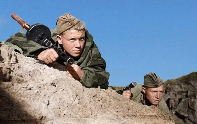 Binh sĩ Liên Xô mai phục, theo dõi động thái của quân đội phát xít Đức ở Crimea năm 1941.