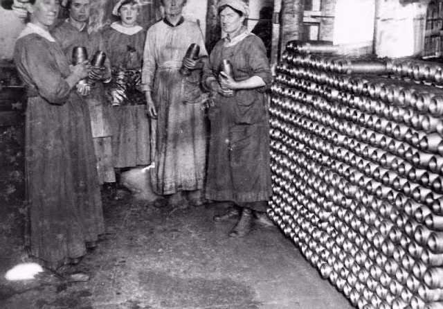 Mặc dù làm thay công việc của nam giới nhưng phụ nữ tại nhà máy sản xuất vũ khí thường được trả tiền lương thấp hơn so với nam công nhân.