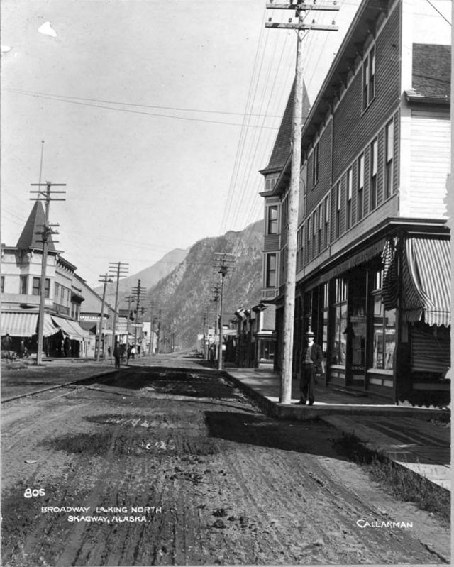 Đường đây điện dọc đường lớn ở Skagway, Alaska của Mỹ năm 1900.
