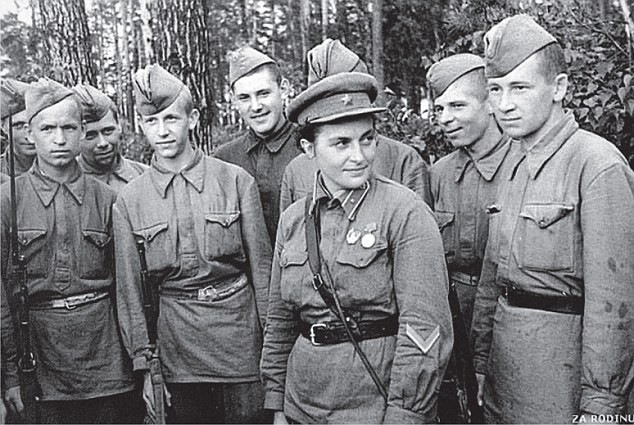 Từ một cô gái chân yếu tay mềm, Lyudmila tham gia Hội tình nguyện viên hợp tác với quân đội, hàng không, và hạm đội (DOSAAF).