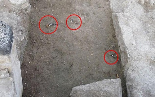 Cụ thể, bất cứ loài vật nào khi lại gần những ngôi đền cổ trên đều chết ngay lập tức. Theo đó, những ngôi đền này được ví như "cánh cổng địa ngục".