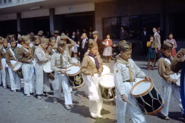 Người dân Nhật Bản đứng hai bên đường theo dõi một sự kiện văn hóa được tổ chức náo nhiệt.