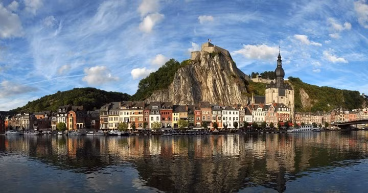 Dinant, Bỉ. Nằm cách Brussels 90 km về phía Nam, Dinant nổi tiếng với các tòa nhà lịch sử bên các vách đá, như Nhà thờ Notre Dame de Dinant và Citadel of Dinant, tuyến cáp treo...