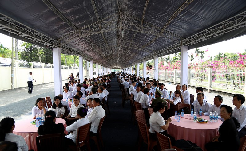 Người dân đăng ký và ngồi chờ đến lượt vào viếng bác Sáu Khải.