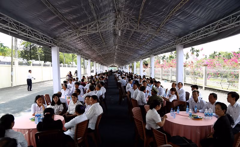 Người dân đăng ký và ngồi chờ đến lượt vào viếng bác Sáu Khải.