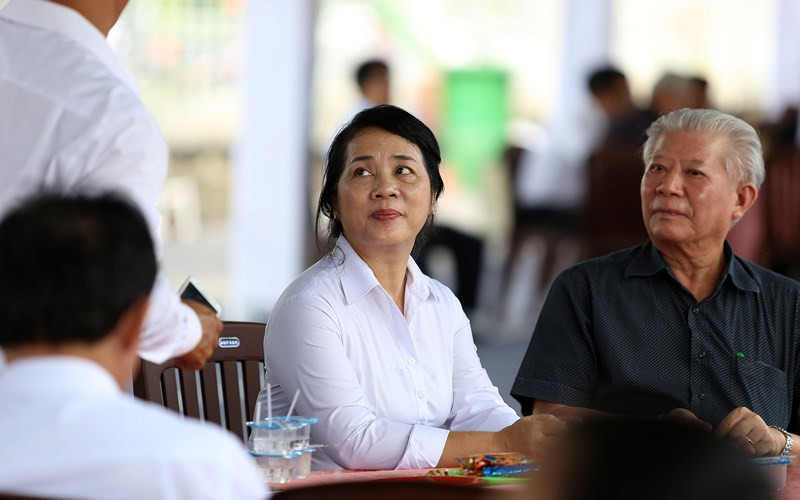 Bà Trần Kim Yến, Bí thư Quận ủy quận 1, đến viếng nguyên Thủ tướng Phan Văn Khải.