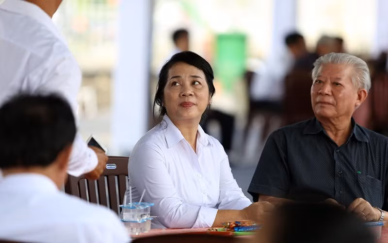 Bà Trần Kim Yến, Bí thư Quận ủy quận 1, đến viếng nguyên Thủ tướng Phan Văn Khải.