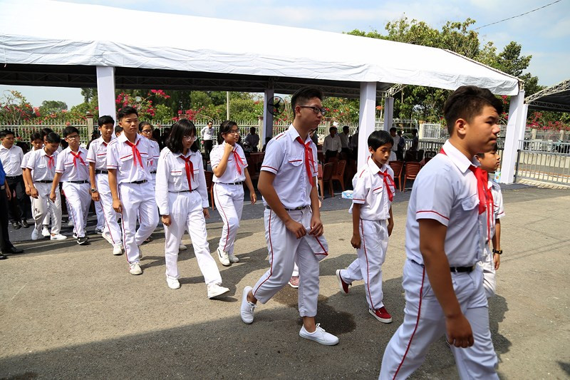 Các em thuộc đoàn đại biểu thanh thiếu nhi huyện Hóc Môn xếp hàng vào viếng bác Sáu Khải.