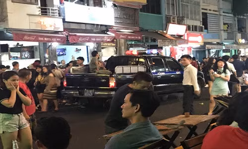 Lực lượng chức năng đi tuần ở phố đi bộ Bùi Viện.