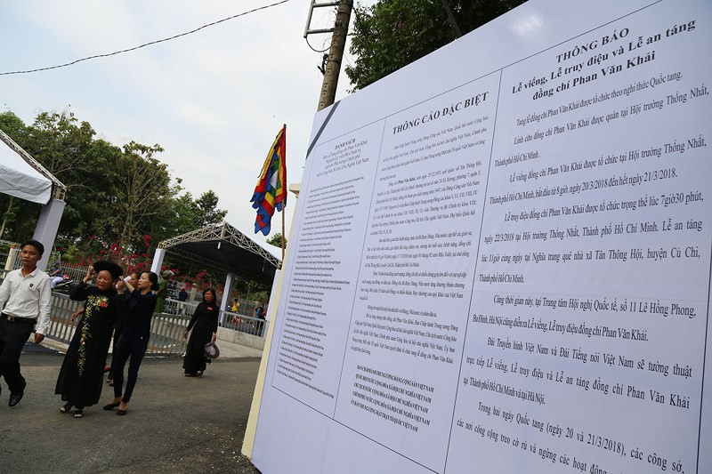 Thông cáo đặc biệt và chương trình lễ tang nguyên Thủ tướng Phan Văn Khải được đặt ở lối vào nhà riêng của ông ở xã Tân Thông Hội, huyện Củ Chi.