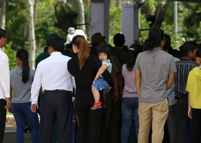 Em nhỏ được gia đình đưa đến viếng nguyên Thủ tướng Phan Văn Khải.