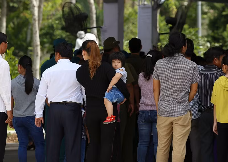 Em nhỏ được gia đình đưa đến viếng nguyên Thủ tướng Phan Văn Khải.