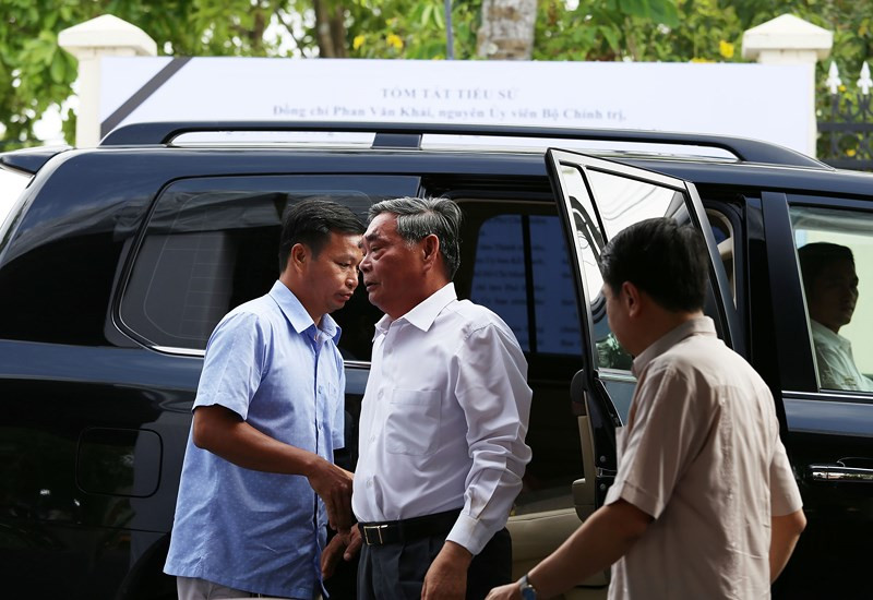 Đại tướng Lê Hồng Anh, nguyên Ủy viên Bộ Chính trị, nguyên Thường trực Ban Bí thư, đến viếng nguyên Thủ tướng Phan Văn Khải trong buổi sáng.