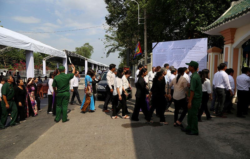 Các cơ quan, ban, ngành huyện Củ Chi và các tỉnh lân cận xếp hàng vào viếng nguyên Thủ tướng Phan Văn Khải.