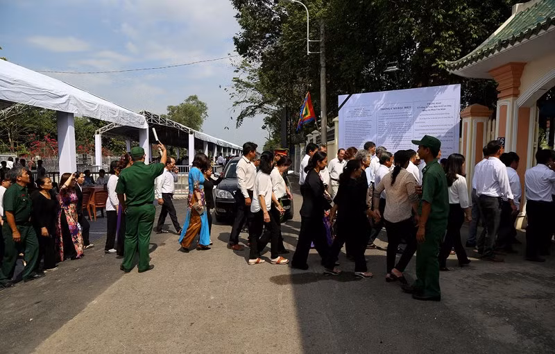 Các cơ quan, ban, ngành huyện Củ Chi và các tỉnh lân cận xếp hàng vào viếng nguyên Thủ tướng Phan Văn Khải.