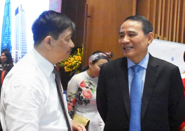 Bí thư Trương Quang Nghĩa trao đổi bên lề tọa đàm. Ảnh: Zing