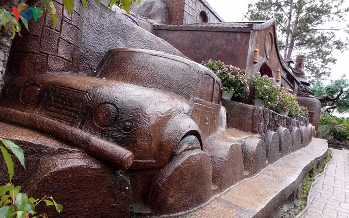 Những công trình kiến trúc và văn hóa độc đáo như ga xe lửa, dinh Bảo Đại, Viện Pasteur, Đại học Đà Lạt, Khách sạn Palace, nhà thờ Con Gà, chùa Linh Sơn, hồ Xuân Hương, chợ Đà Lạt,… đều được tái hiện công phu trên chất liệu đất sét.