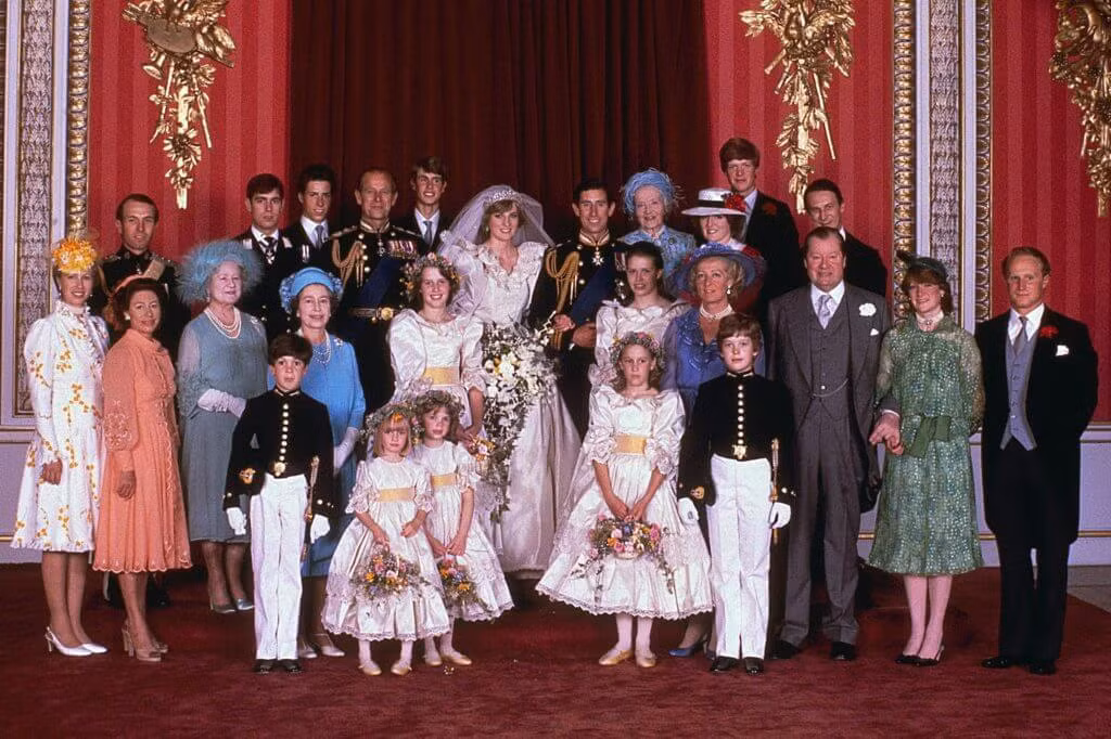 Tất cả thành viên Hoàng gia Anh tham dự lễ cưới của Công nương Diana với Thái tử Charles để chúc mừng hạnh phúc của hai người.