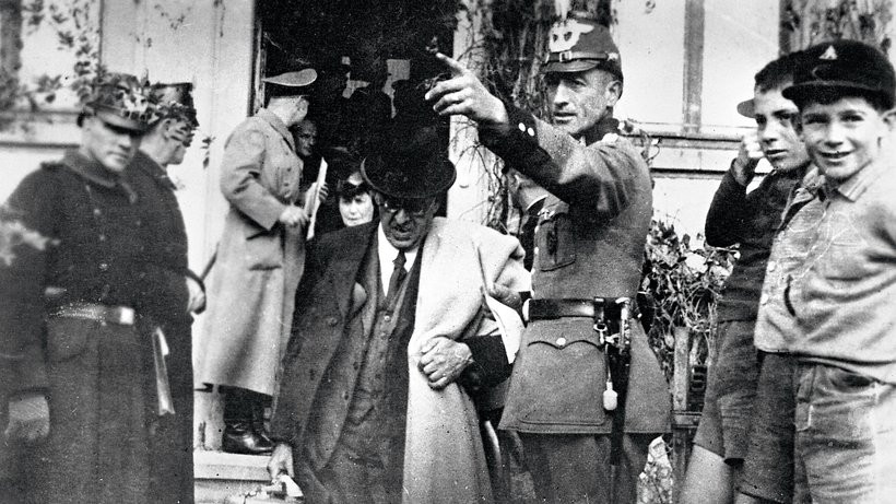 Vì vậy, tòa án quốc tế Nuremberg tiến hành các vụ xét xử những cá nhân từng làm việc cho lực lượng cảnh sát Gestapo vì tội ác chiến tranh đã gây ra.