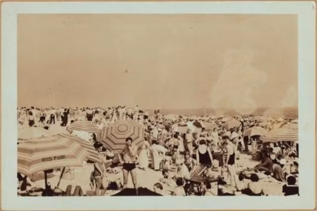 Người dân Mỹ đi nghỉ ngơi, chơi đùa trên bãi biển Rockaway ở New York năm 1897.