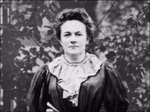 Clara Zetkin (1857-1933) được lịch sử ghi nhận là người đưa ra sáng kiến lấy ngày 8/3 hàng năm là ngày Quốc tế Phụ nữ. Sinh tại Wiederau, Saxony, Đức, bà Zetkin tham gia các phong trào của phụ nữ và người lao động từ khi còn đi học.