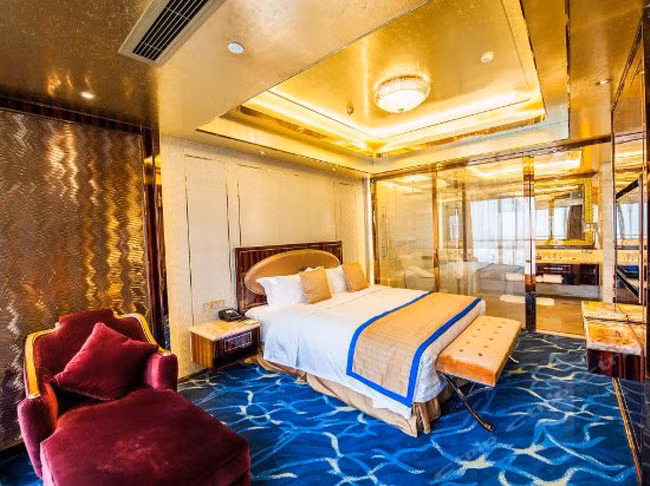 Các phòng ngủ được thiết kế với phong cách sang trọng và màu vàng được lấy làm điểm nhấn.