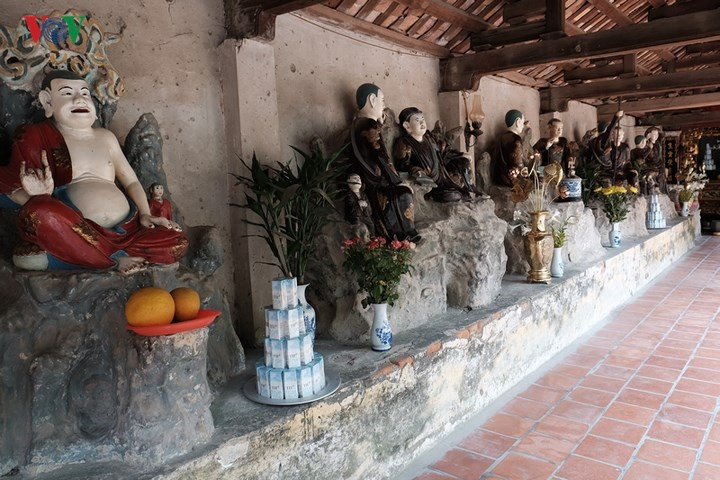 Nơi đây lưu giữ 122 pho tượng đất cổ. Các pho tượng được tạc ở nhiều trạng thái, tư thế và chủ đề khác nhau.