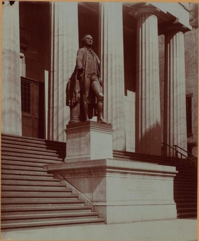 Bức tượng Tổng thống Mỹ George Washington được đặt trên phố Nassau năm 1900.