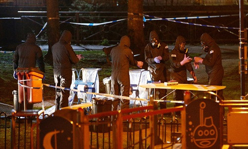 Lực lượng cấp cứu kiểm tra hiện trường nơi cựu điệp viên Nga Sergei Skripal được phát hiện bị đầu độc ở Salisbury, Anh. Ảnh: Reuters.