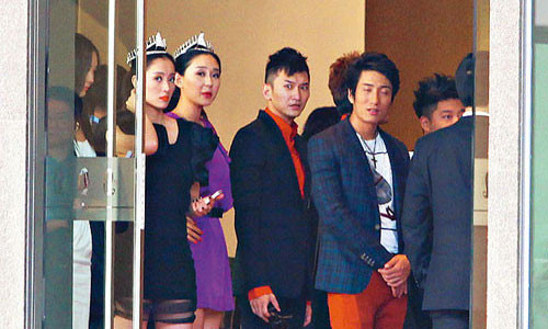 Cảnh hoa hậu, á hậu xếp hàng chờ được đi hầu rượu đại gia.