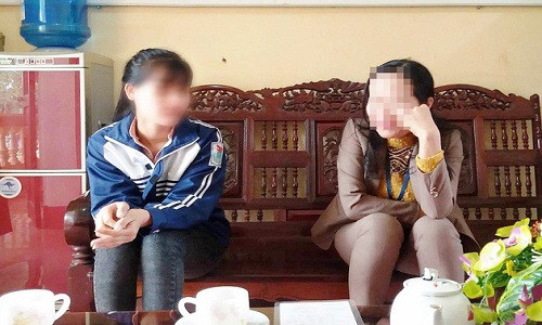 Nữ sinh T. (bên phải) kể lại chuyện bị "bắt vợ" với cô giáo - Ảnh: X.CHINH