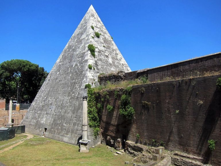 So với các kim tự tháp Ai Cập, kim tự tháp Cestius dốc và nhọn hơn rất nhiều.