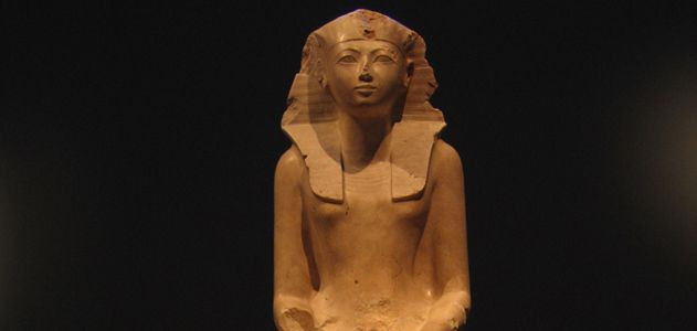 Hatshepsut là nữ pharaoh vĩ đại nhất Ai Cập cổ đại. Bà là nữ pharaoh vô cùng quyền lực khi cùng cai trị với chồng - pharaoh Thutmose II. Sau khi chồng qua đời, con trai còn nhỏ tuổi nên bà đã thâu tóm quyền lực và tự xưng là pharaoh.