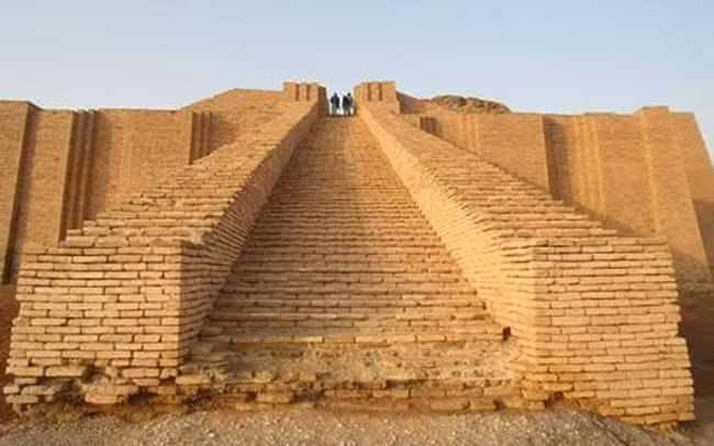 Vào thời kỳ đỉnh cao, thành phố Ur từng là một trong những thành phố lớn nhất và giàu có nhất thế giới. Tuy nhiên, thành phố này không còn người sinh sống sau năm 500 trước Công nguyên.