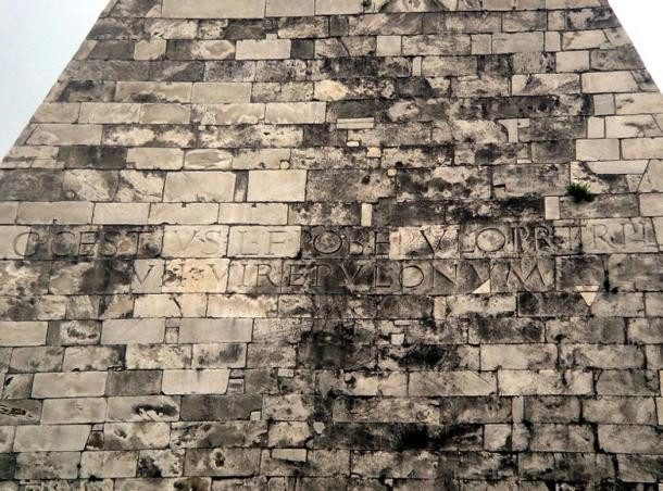 Căn cứ vào những dòng chữ khắc trên sườn phía Đông và phía Tây của kim tự tháp, bên trong kim tự tháp này chứa thi thể của nhà chính trị người La Mã Gaius Cestius Epulo.